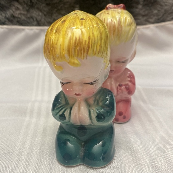 Vintage Ceramic Praying salt and pepper shakers in Pink and Green - Picture 8 of 15